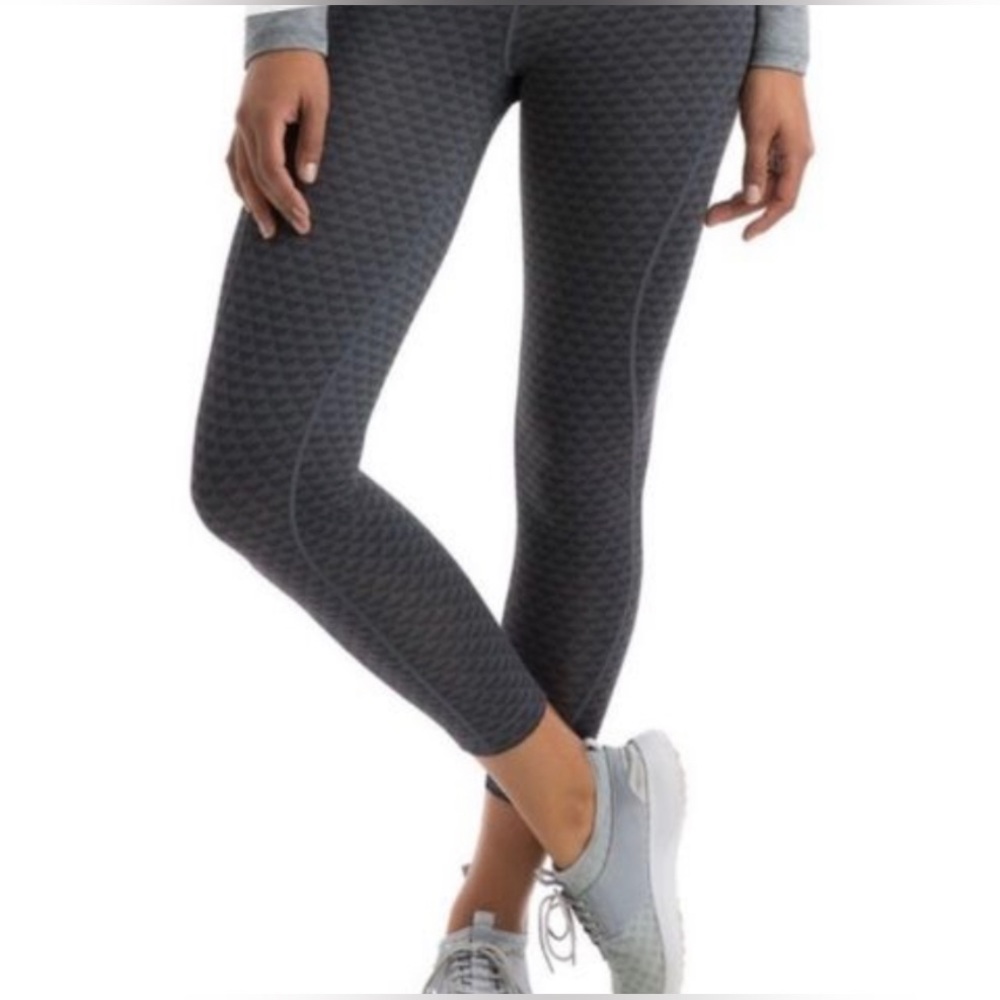Vineyard Vines performance leggings (whale print)